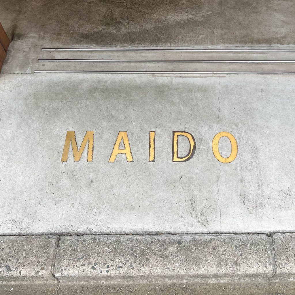 入り口の足元にあったMAIDOの文字