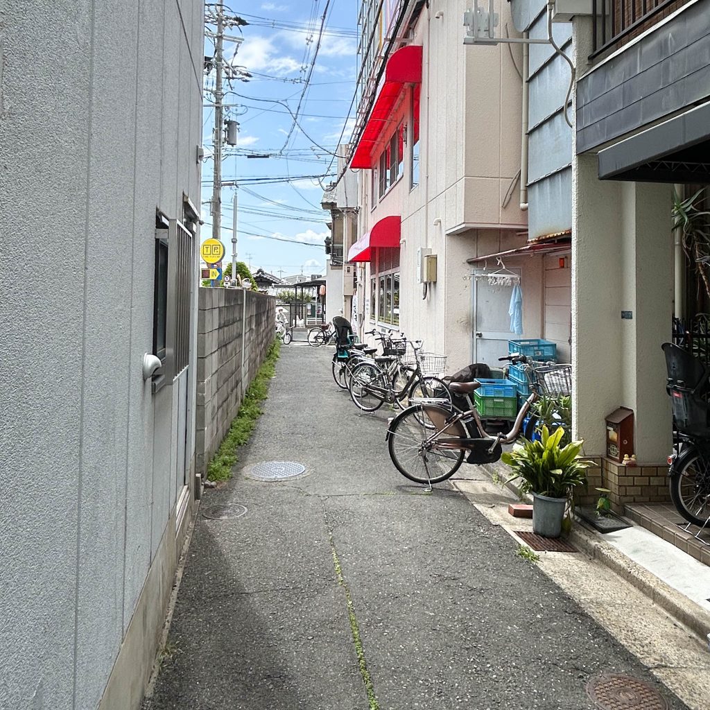 餃子の王将の横の路地