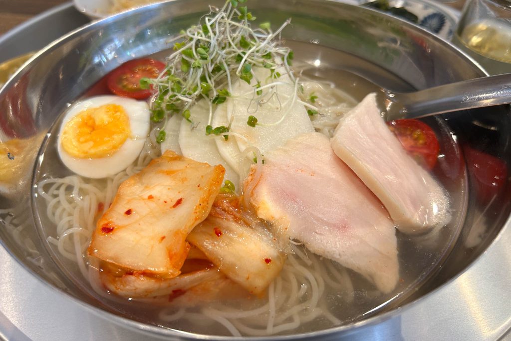 冷麺にキムチを入れた様子