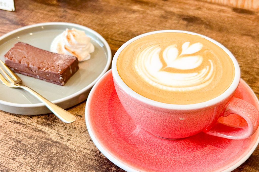 寝屋川市香里南之町のIRO COFFEEのスペシャルティカフェラテ チョコテリーヌ