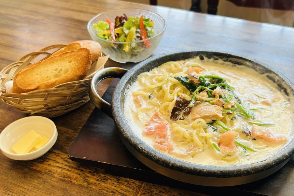 寝屋川市川勝町 魔法のパスタ サーモンクリーム+パスタセット