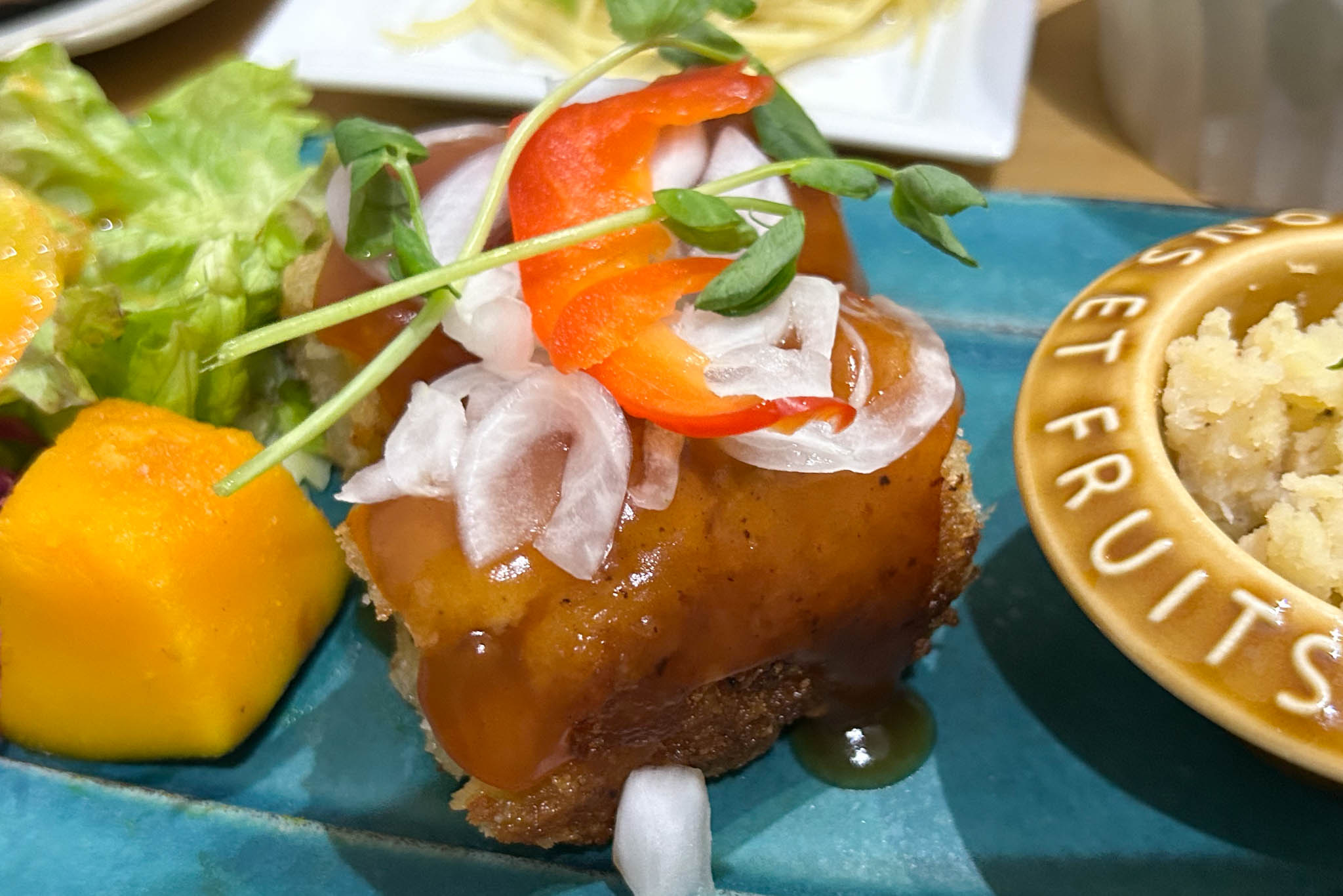 白滝と豚肉の麹おからコロッケ　いろいろ野菜添え