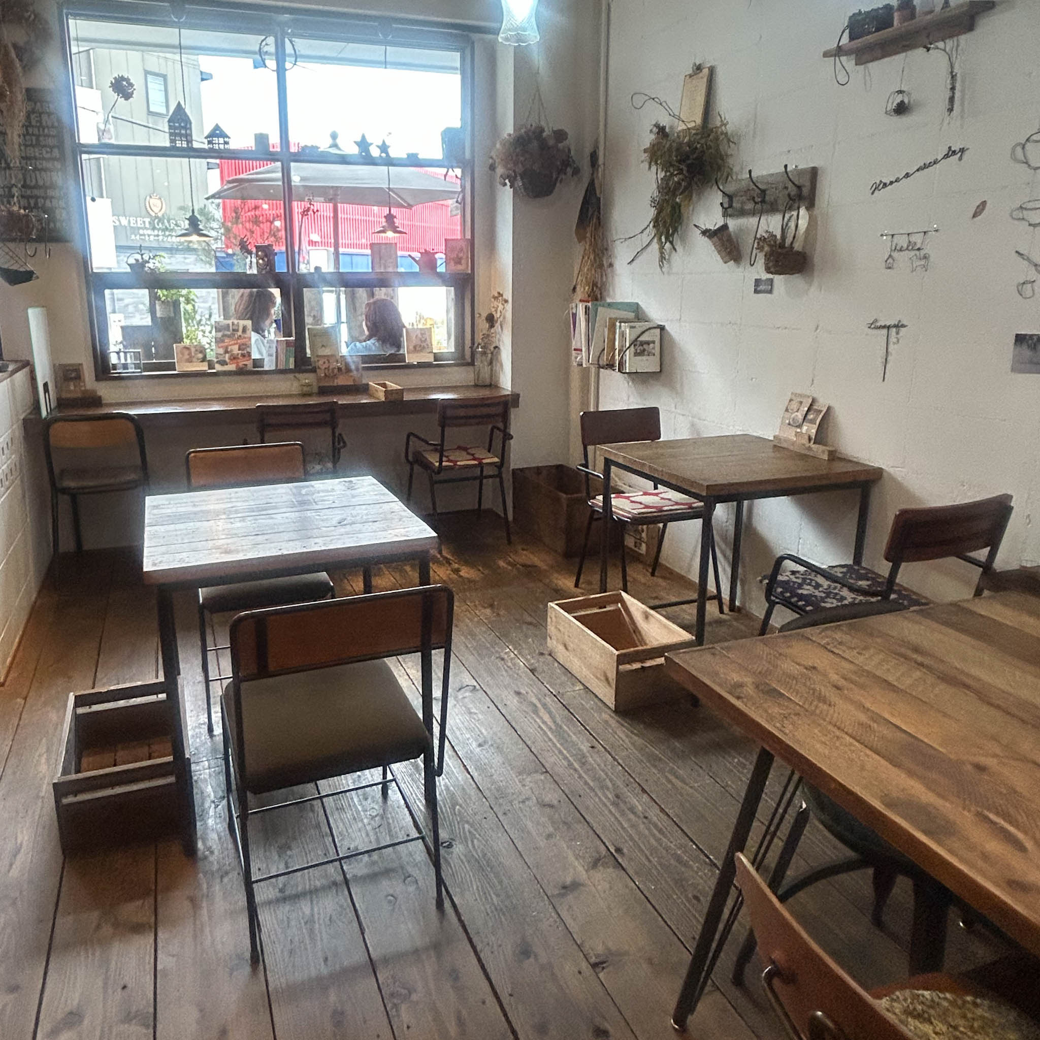 店内風景（窓向き）