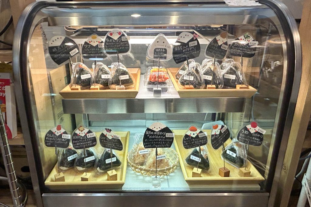 寝屋川公園駅前 お結びころりん ショーケース