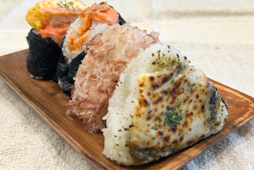 おむすびがお皿に並んだ様子(斜め前アングル)