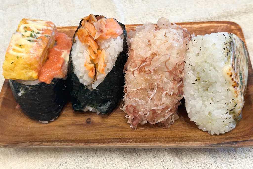 おむすびがお皿に並んだ様子(横アングル)