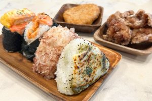 寝屋川公園駅前にあるお結びころりんのおむすびと揚げ物