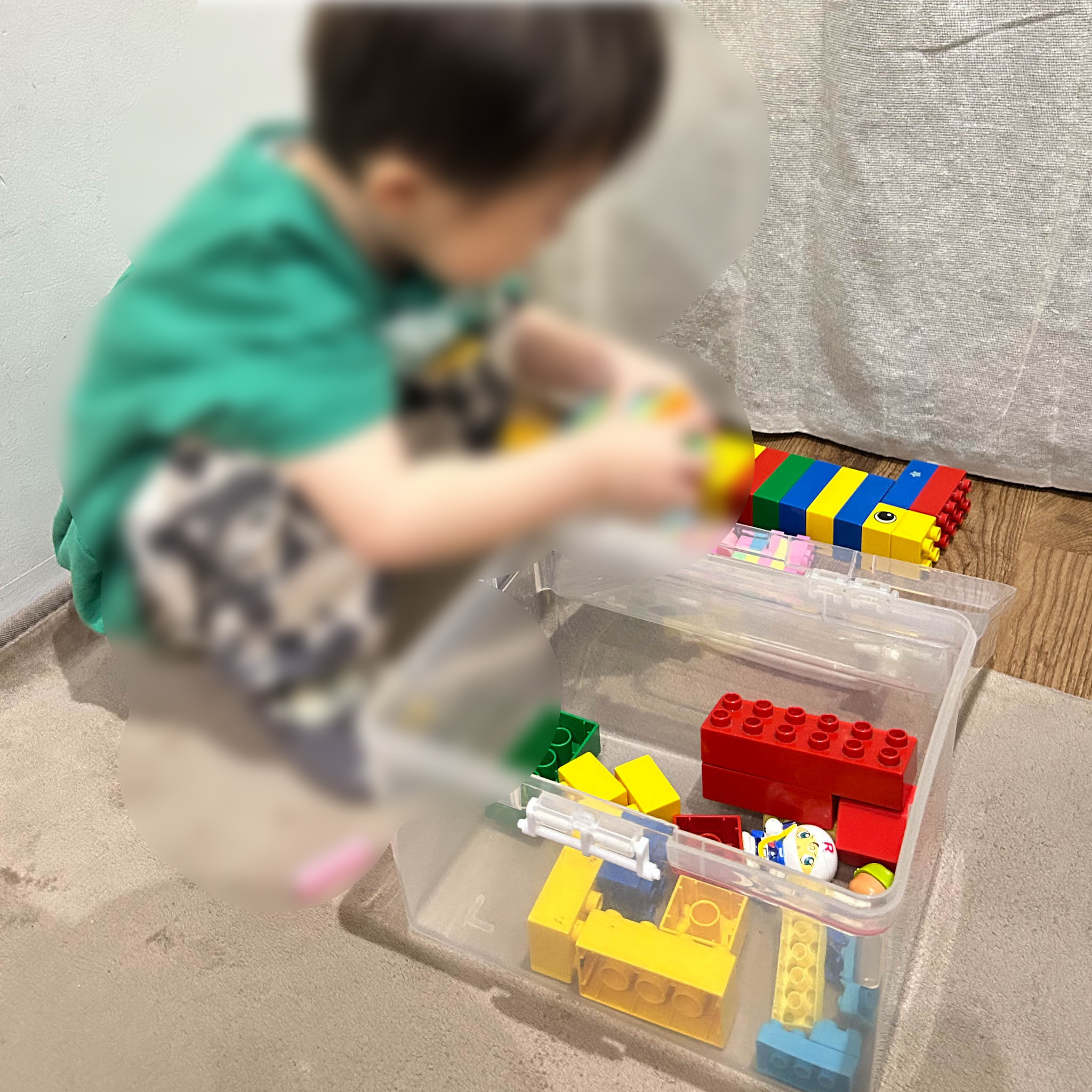 子供がブロックで遊ぶ様子