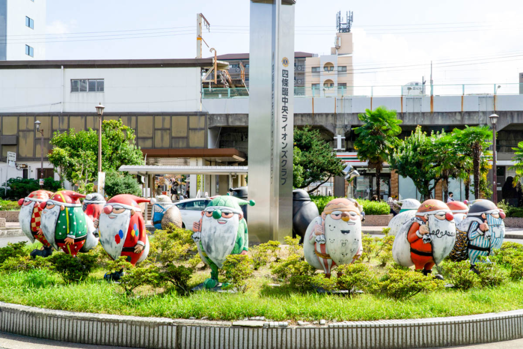 四條畷市岡山東の忍ケ丘駅にいたサンタ