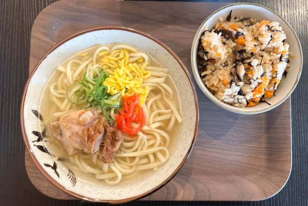 寝屋川市駅近くニノイチ食堂の沖縄そばじゅーしーセット