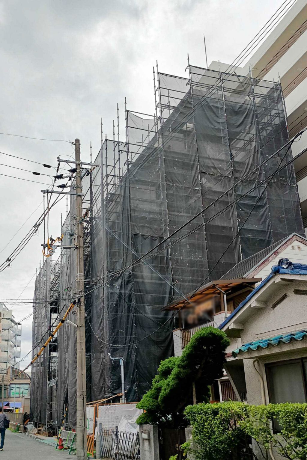 寝屋川市香里南之町 診療所や事務所などが入る5階建ての建物