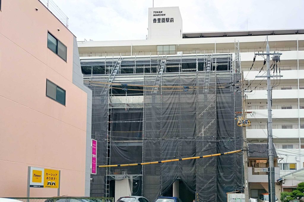 寝屋川市香里南之町 診療所や事務所などが入る5階建ての建物