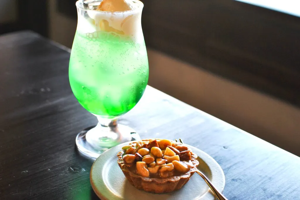 寝屋川市仁和寺町 ぶんぶんカフェ クリームソーダ キャラメルナッツタルト