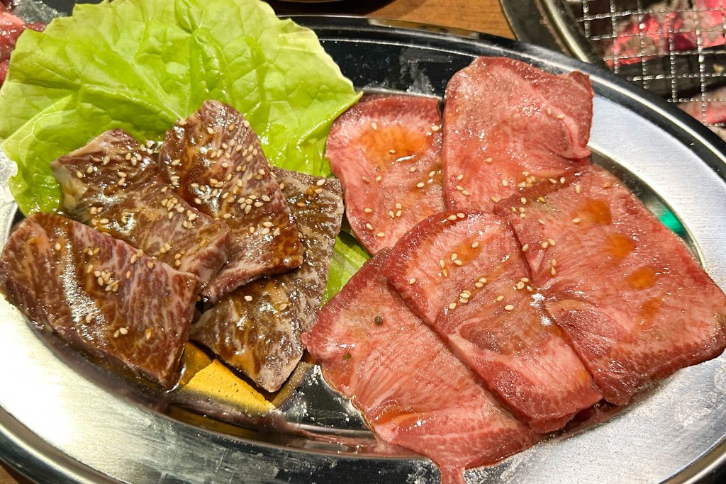 寝屋川市下神田町「タンとハラミ ベンテン」の名物、上塩タンと上ハラミセット