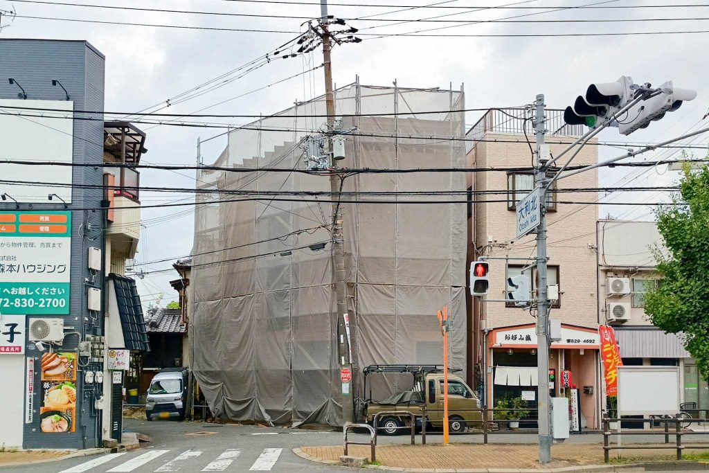 寝屋川市北大利町 3階建ての建物 工事