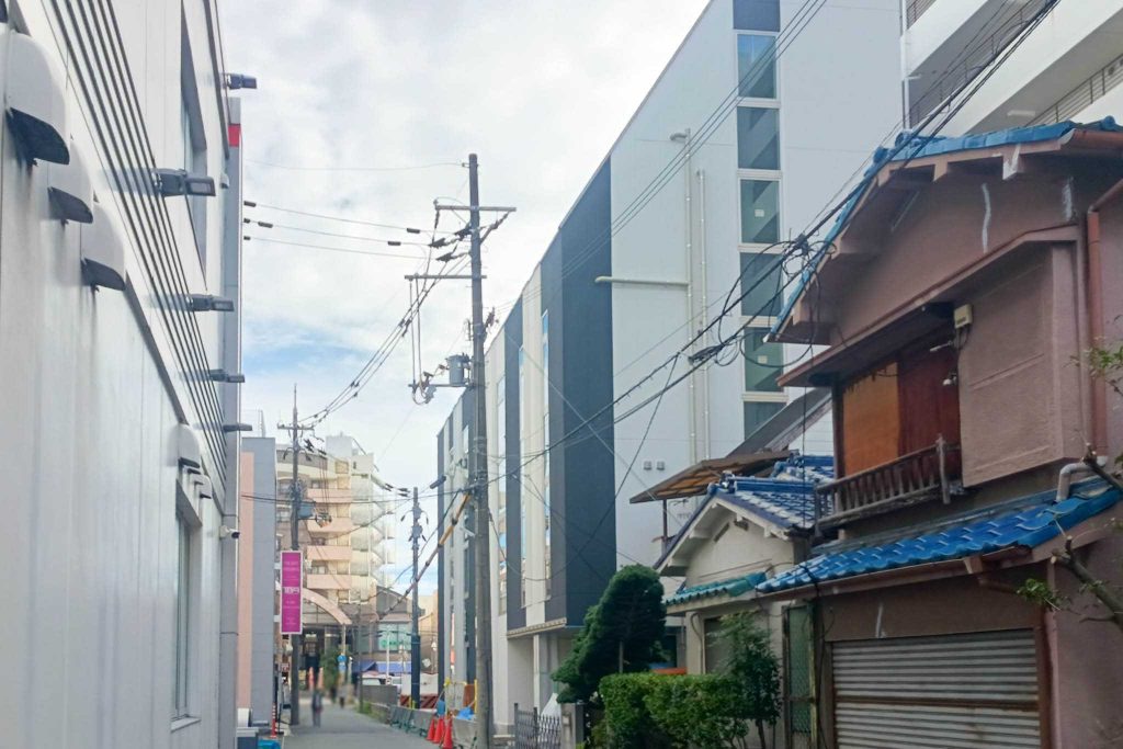寝屋川市香里南之町 診療所や事務所などが入る5階建ての建物