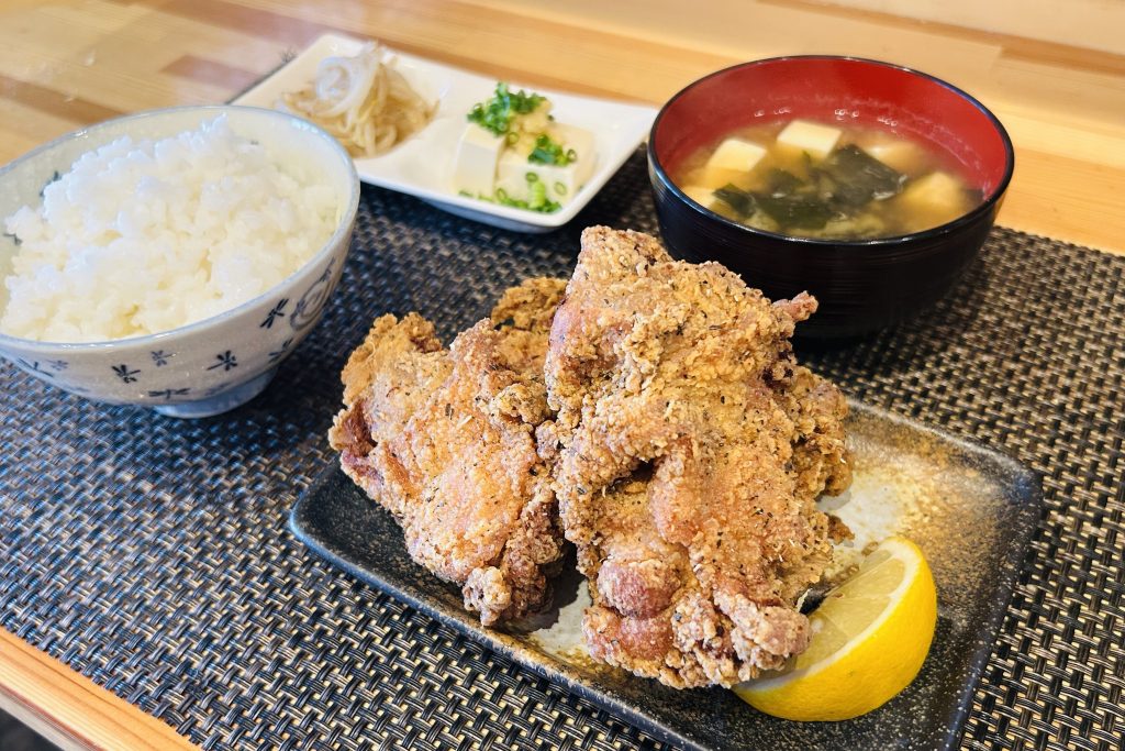 寝屋川市香里南之町 旬菜屋あとりえ あとりえ唐揚げセット