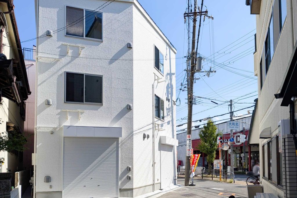 寝屋川市北大利町 3階建ての建物