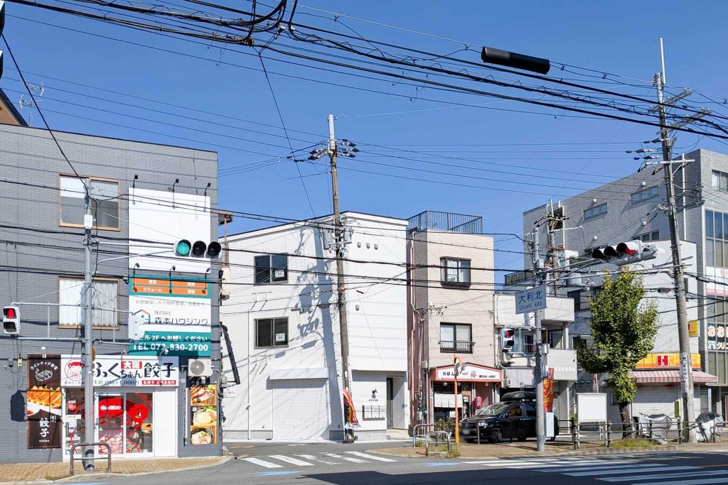 寝屋川市北大利町 3階建ての建物