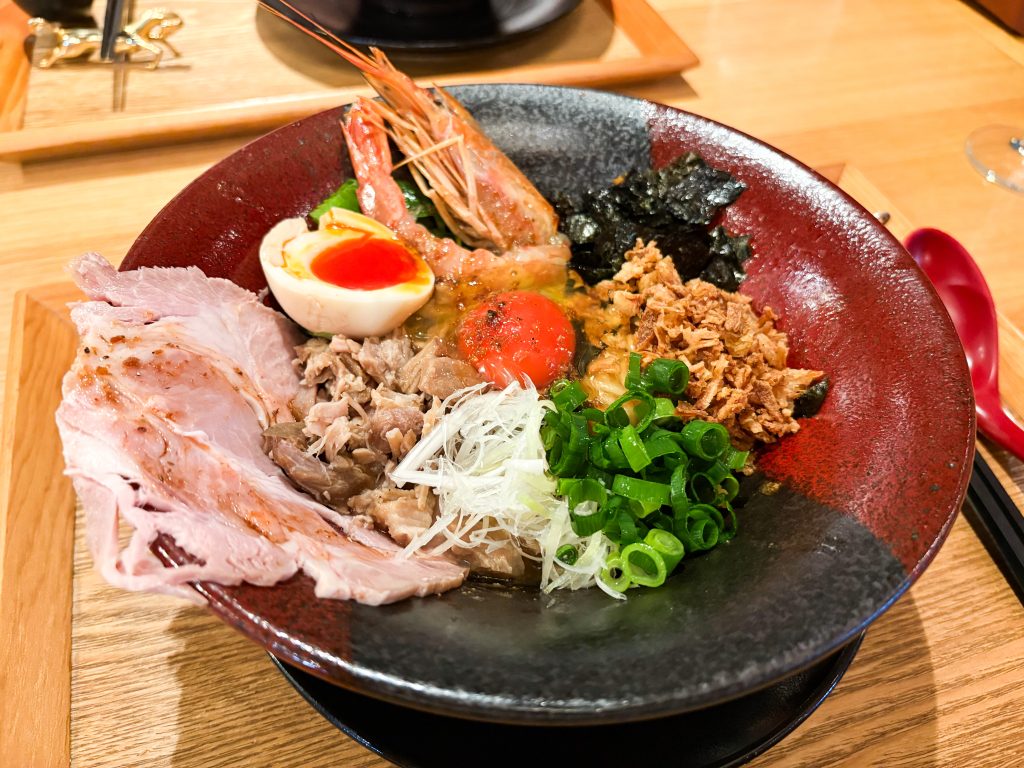 寝屋川市高宮新町　オマール海老ラーメンロッカクエビノ 寝屋川本店　オマール海老ラーメンの混ぜそば クレイジーシュリンプ 生玉子トッピング