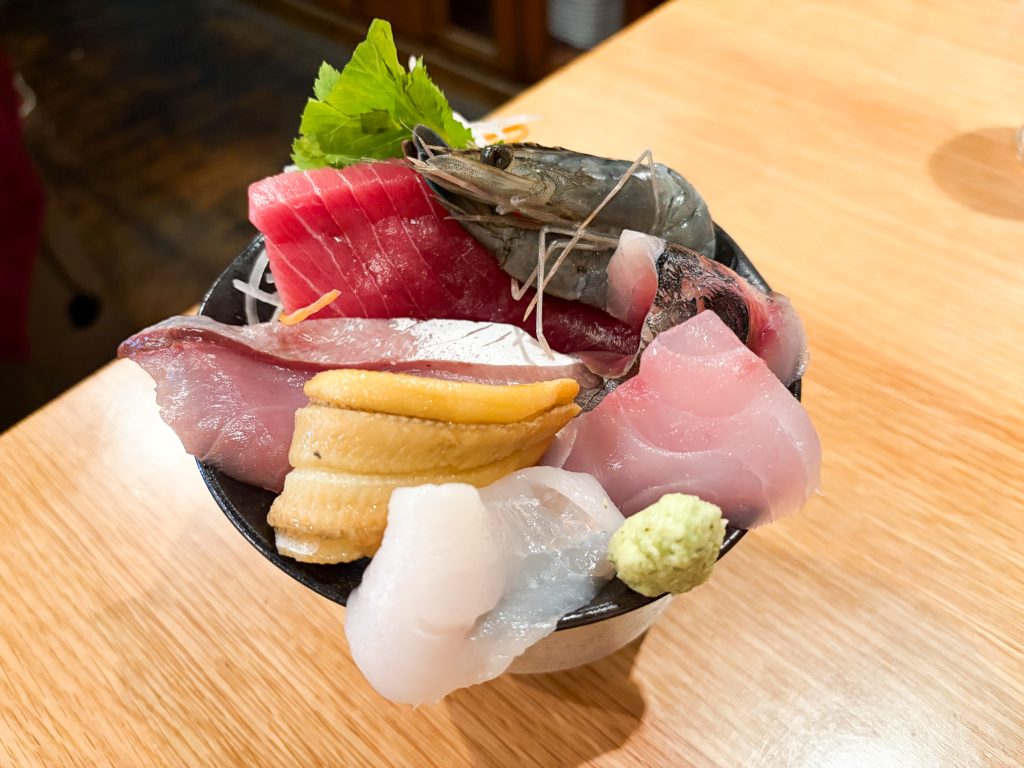 寝屋川市高宮新町　オマール海老ラーメンロッカクエビノ　名物海鮮丼