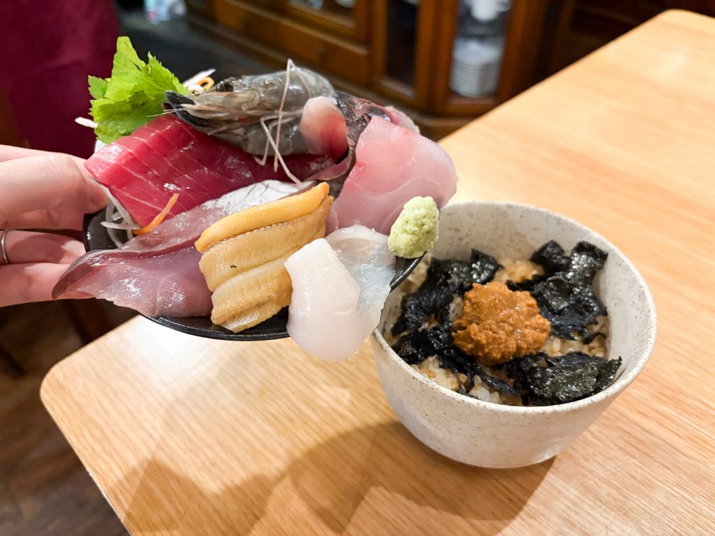 寝屋川市高宮新町　オマール海老ラーメンロッカクエビノ　名物海鮮丼