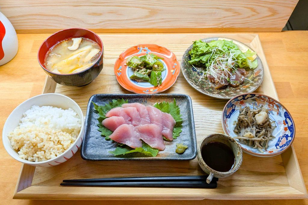 寝屋川市大利町 感飯 よこわの刺身 お昼の定食