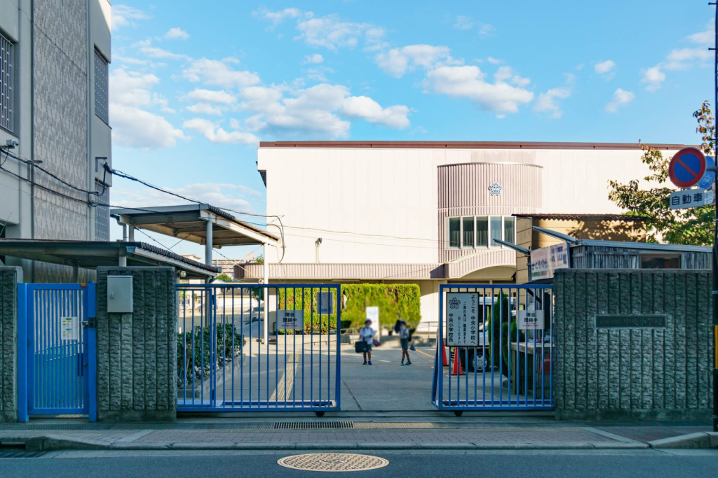 寝屋川市初町 中央小学校
