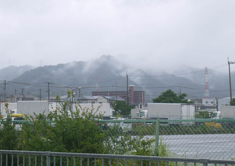 四條畷市付近の山にかかる雲 プチフォト 寝屋川つーしん 四條畷市付近の山にかかる雲 プチフォト 寝屋川つーしん