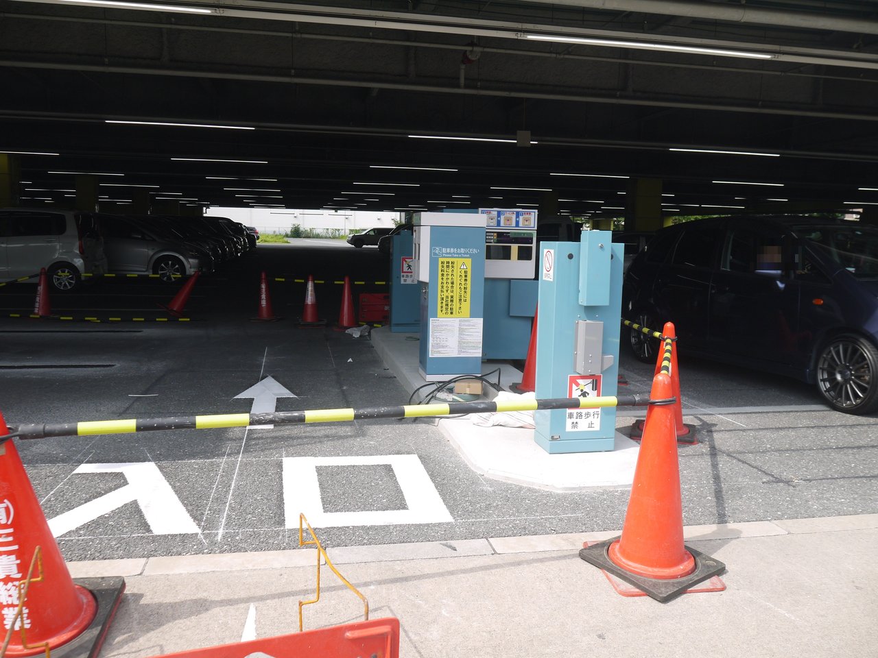 大成町のスーパーセンタートライアルの駐車場に有料化の動き ゲートを設置する工事が進行中 寝屋川つーしん