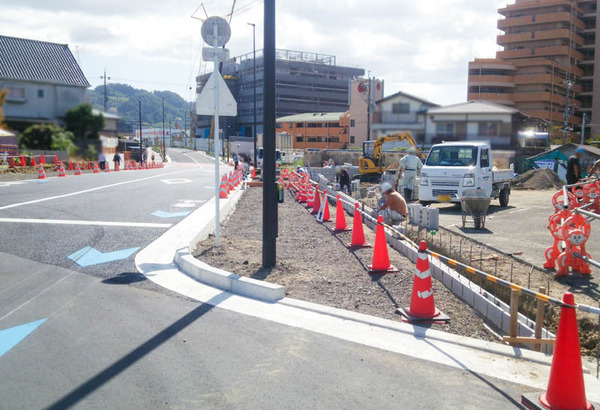 寝屋川公園駅前線 カラー舗装-6