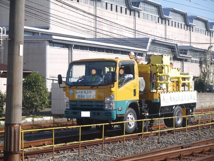 レールの上を走る自動車