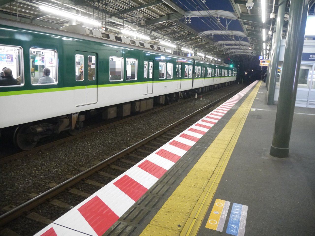 萱島駅の2番線ホームに注意喚起シートが登場 紅白の縞模様で視覚的に危険性を喚起 寝屋川つーしん