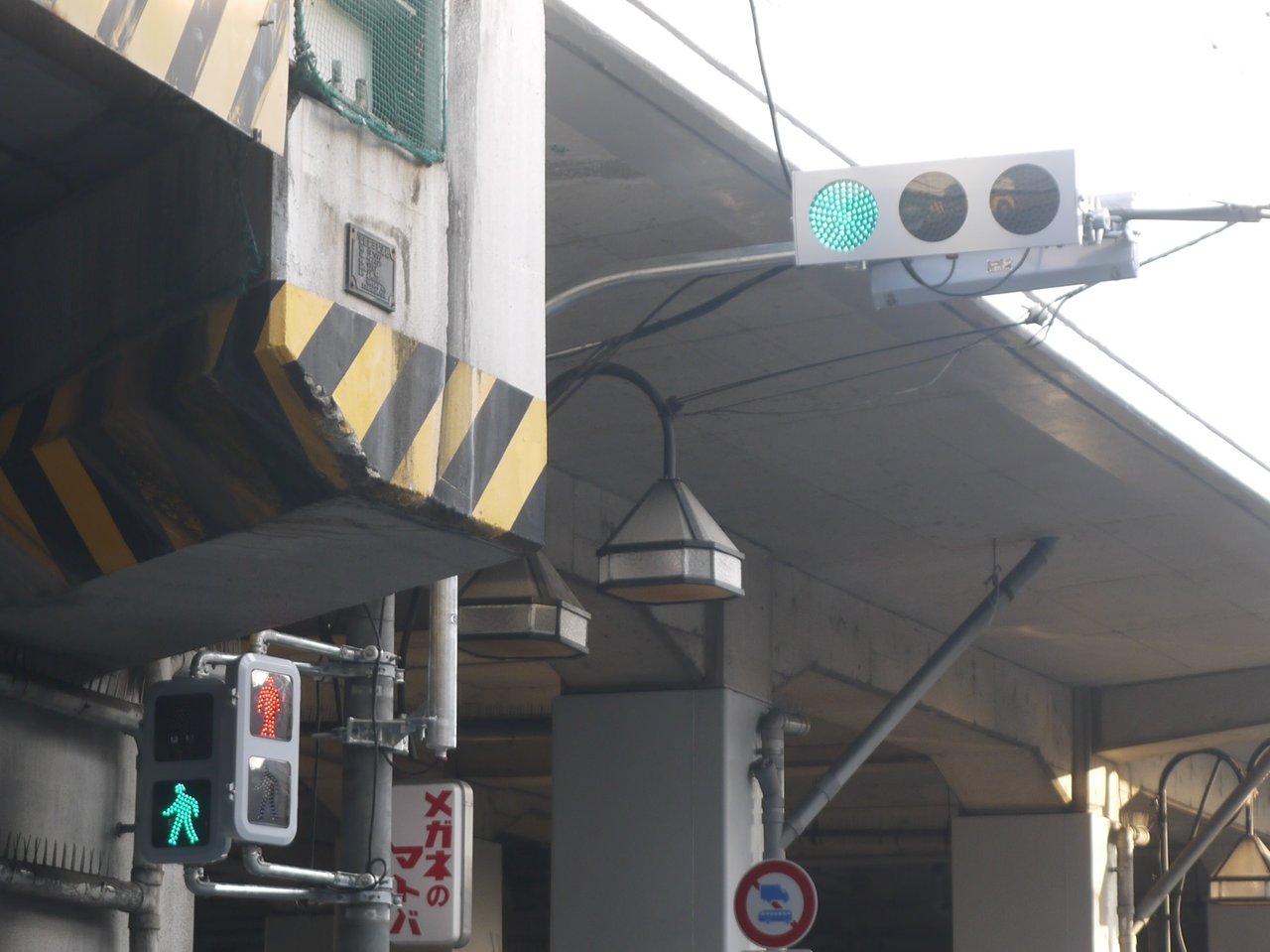 萱島信和町の交差点の信号機がledに 最新式の庇の無いデザイン 寝屋川つーしん