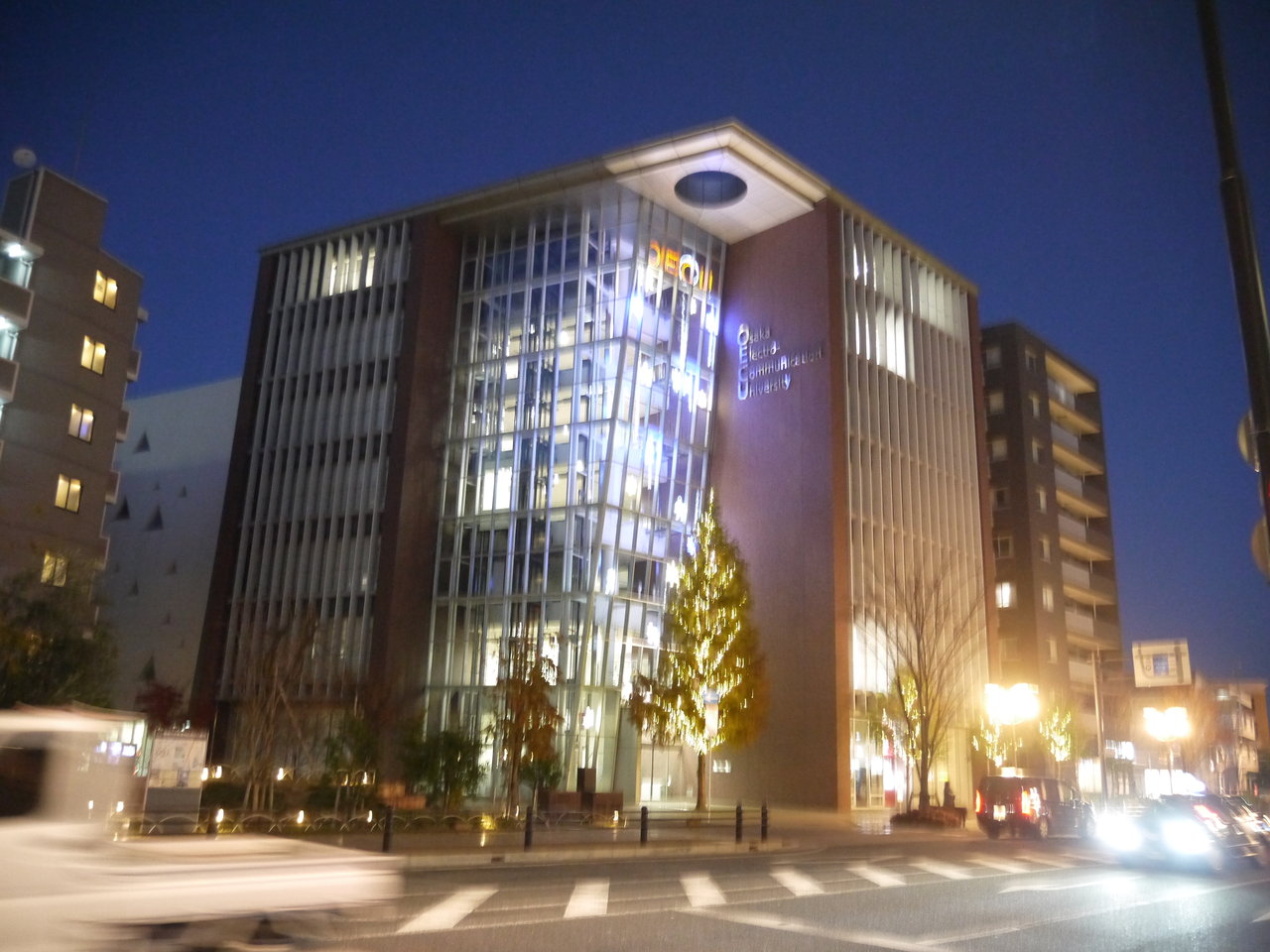 大阪電気通信大学駅前キャンパスのイルミネーション17 人型の造形が4コマ送りで上昇している光景が近未来的 寝屋川つーしん
