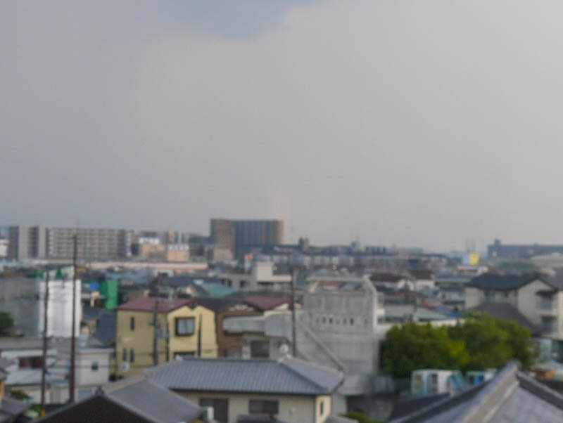雷が鳴る曇り空に突如現れたオレンジ色の柱 18時過ぎ補足 寝屋川市で大雨警報と竜巻注意情報が発令中 寝屋川つーしん