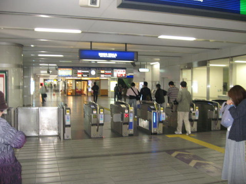 寝屋川市駅南改札口