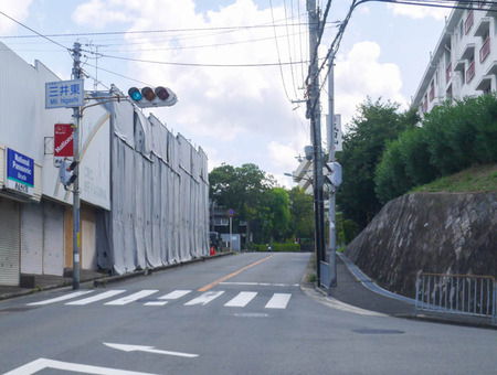 成田南町の解体中の建物-2