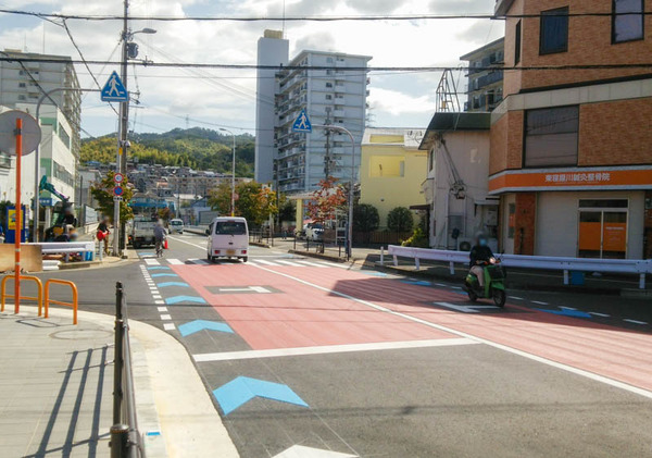 寝屋川公園駅前線 カラー舗装-1