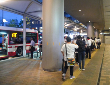 香里園駅バスロータリー 行列-1